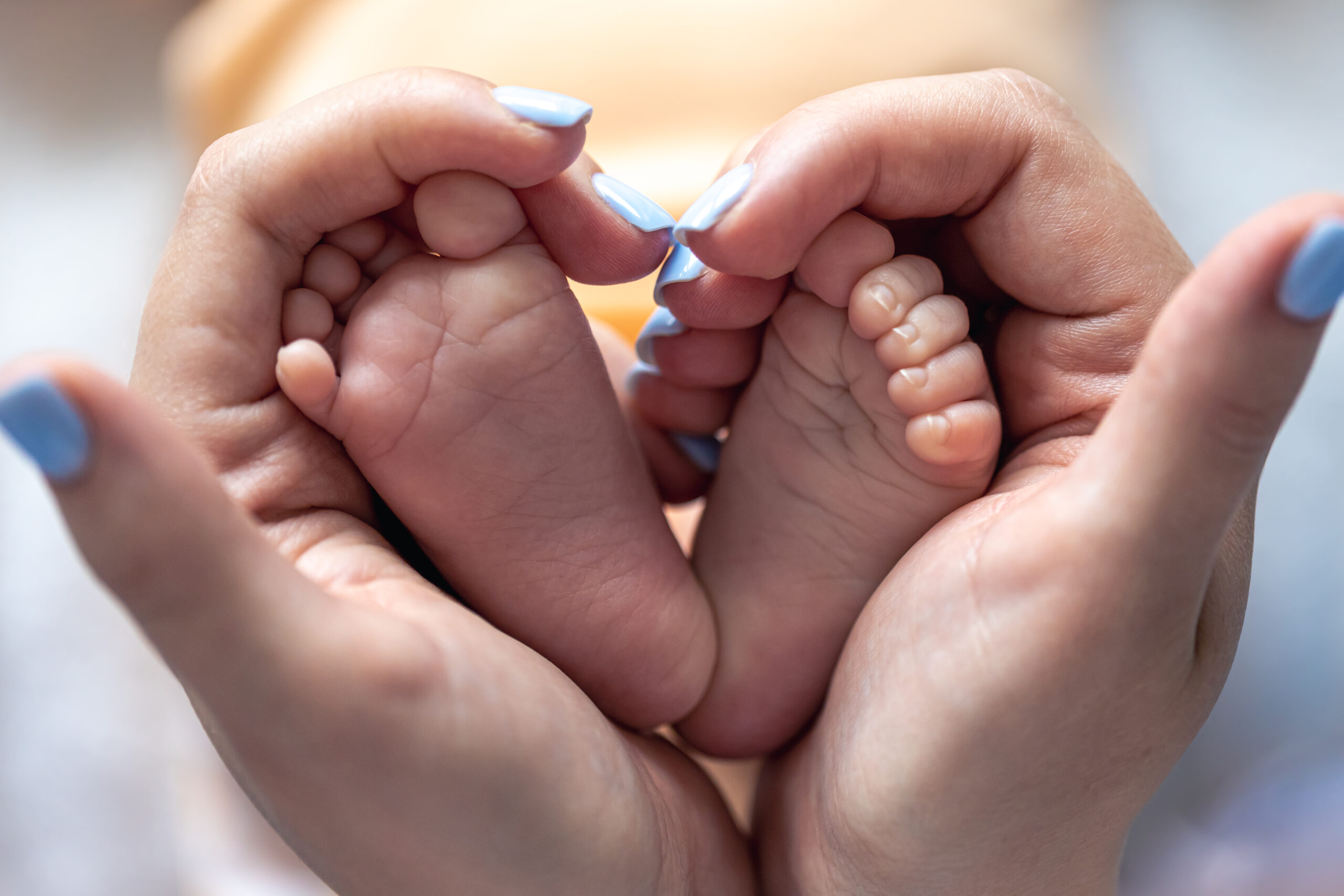 EIne Mutter hält die Füße Ihres neugeborenen Babies. Leistungen Wochenbettbetreuung und Beratung